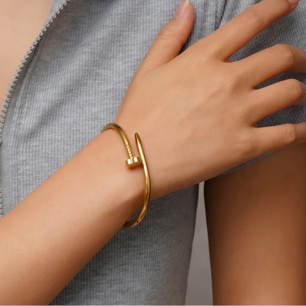Elegant Gold Bangle Bracelet